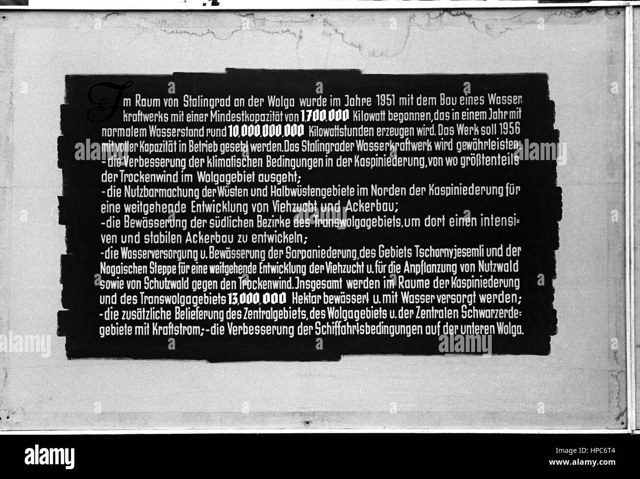 Ausstellung zum 34. Jahrestag der Großen Sozialistischen Oktoberrevolution auf dem Postplatz in Dresden, aufgenommen im November 1951. Foto: Berliner Verlag/Archiv - KEINE BILDFUNKVERWENDUNG - | usage worldwide Stock Photo