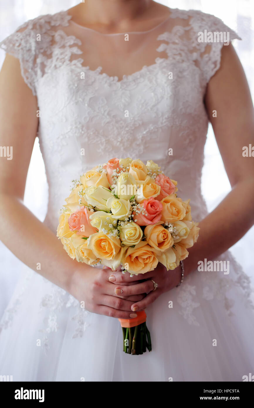 Bride with wedding rose bouquet outdoors Stock Photo - Alamy