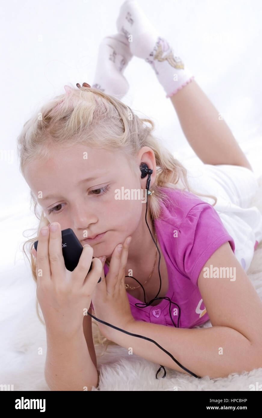 Maedchen, 7, hoert Musik - girl listening to music Stock Photo