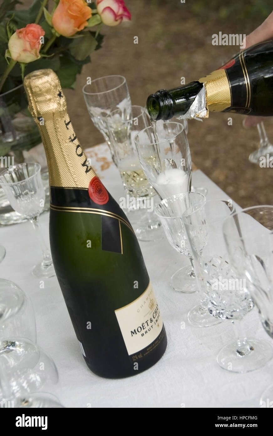 Champagner einschenken - pours out champagne Stock Photo