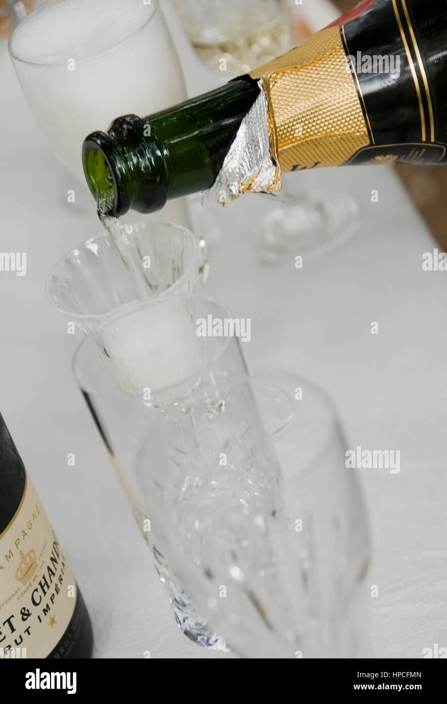Champagner einschenken - pours out champagne Stock Photo
