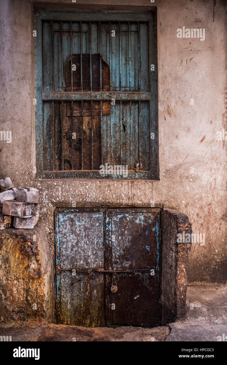 Dirty rusty window and door, Jodhpur, India Stock Photo