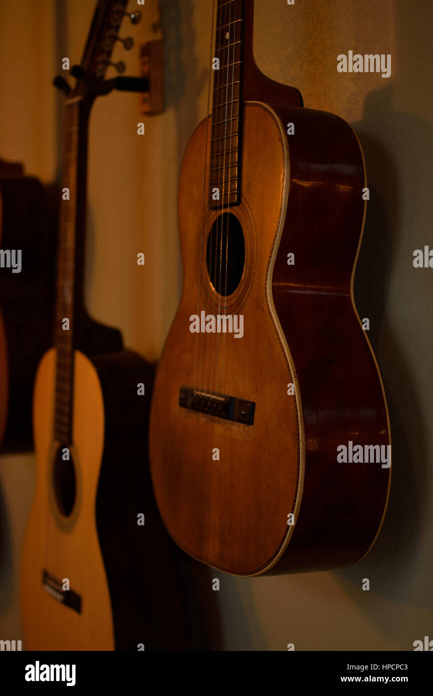 Parlor guitar hi-res stock photography and images - Alamy