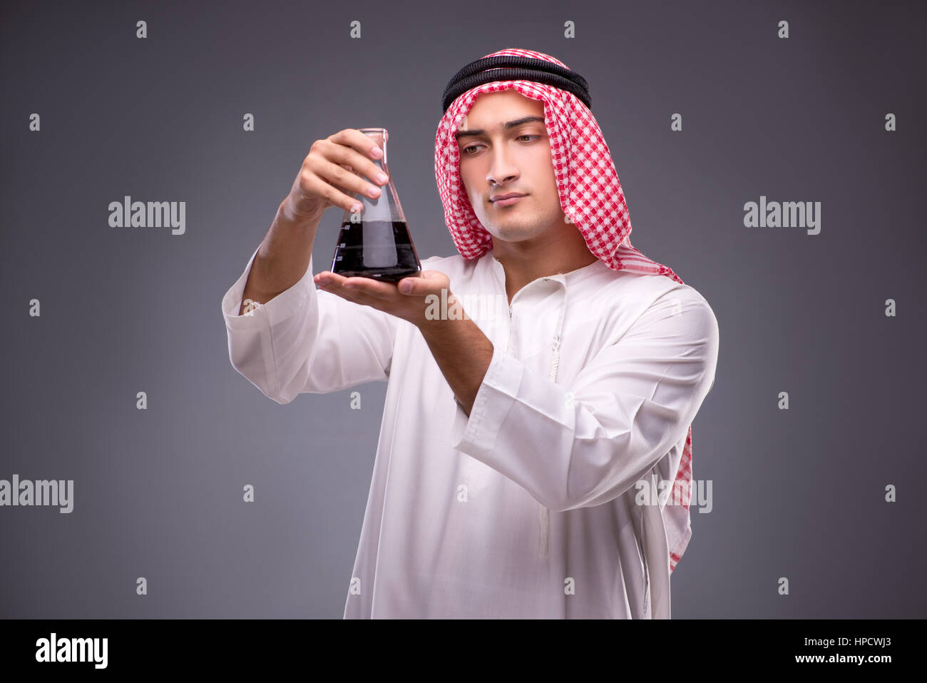 Телефон арабов. Араб с бутылкой. Грустный араб. Жмилевский араб. Шейх Эльнур.