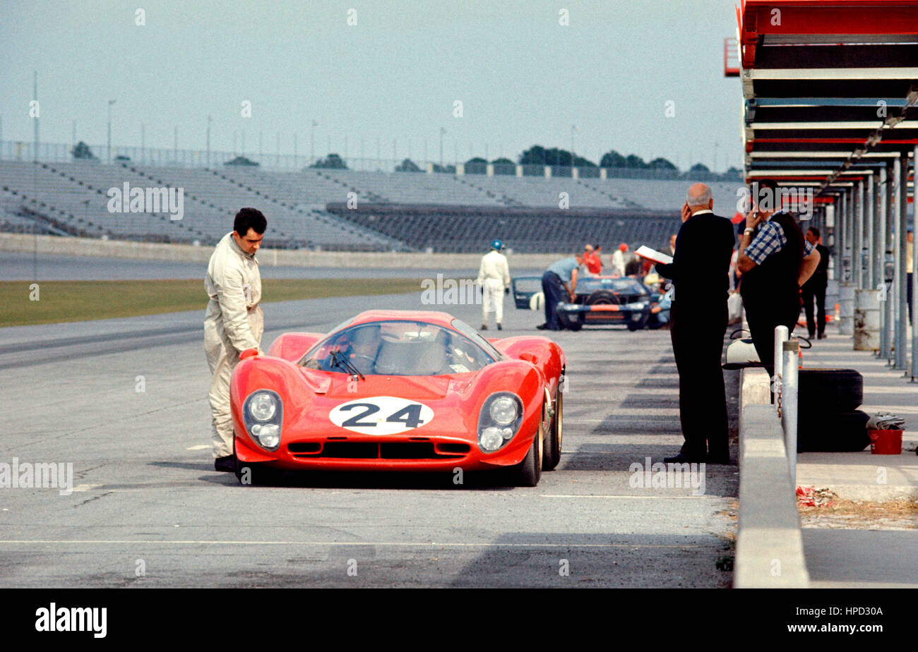 1967 Mike Parkes GB Ferrari 330P4 Pits Daytona 24 Hours 2nd Stock Photo