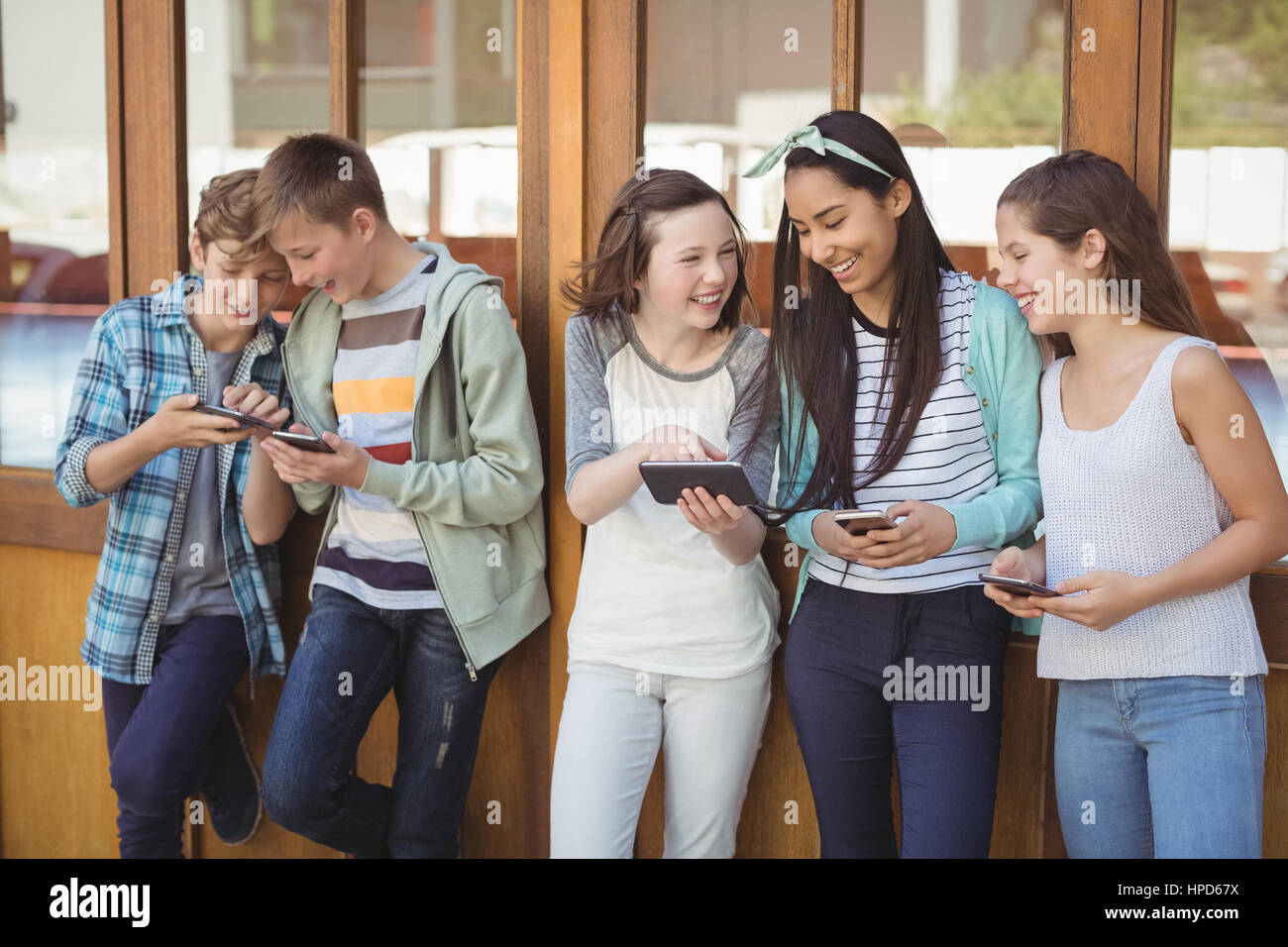 Счастливые дети и учитель. Ученики дружат. Нету друзей в школе. Буллинг в школе. Нету друзей в школе.