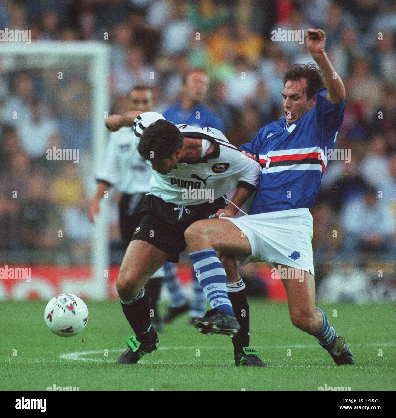 ALJOSA ASANOVIC ALAIN BOGHOSSI DERBY COUNTY V SAMPDORIA FC 05 August 1997 Stock Photo