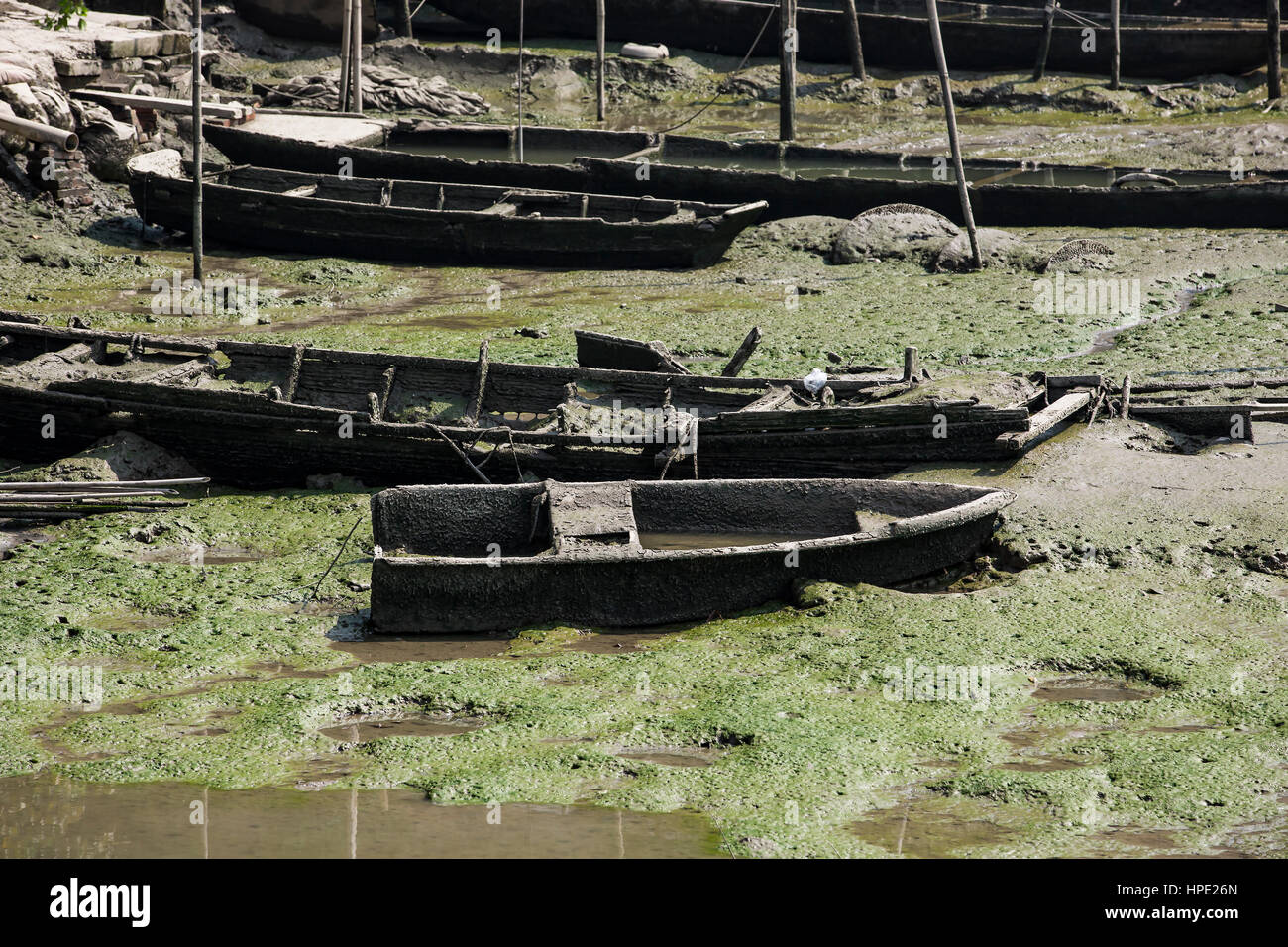 Abandoned wooden boats hi-res stock photography and images - Alamy