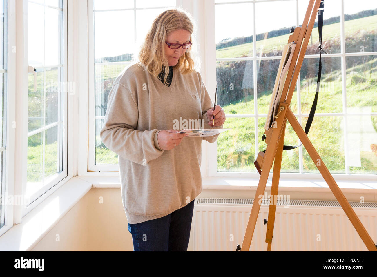 Woman painting at easel hi-res stock photography and images - Alamy