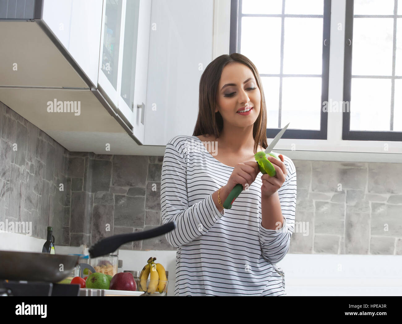 Mujer pelando fruta Stock Photo