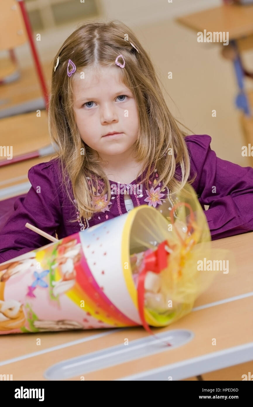 Model released , Schulanfaengerin mit Schultuete im Klassenzimmer - child starting school with school cone in classroom Stock Photo