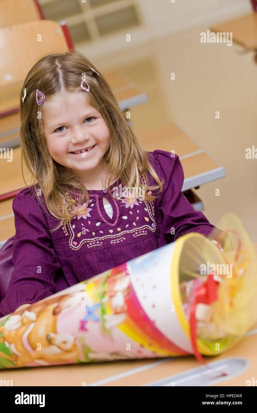 Model released , Schulanfaengerin mit Schultuete im Klassenzimmer