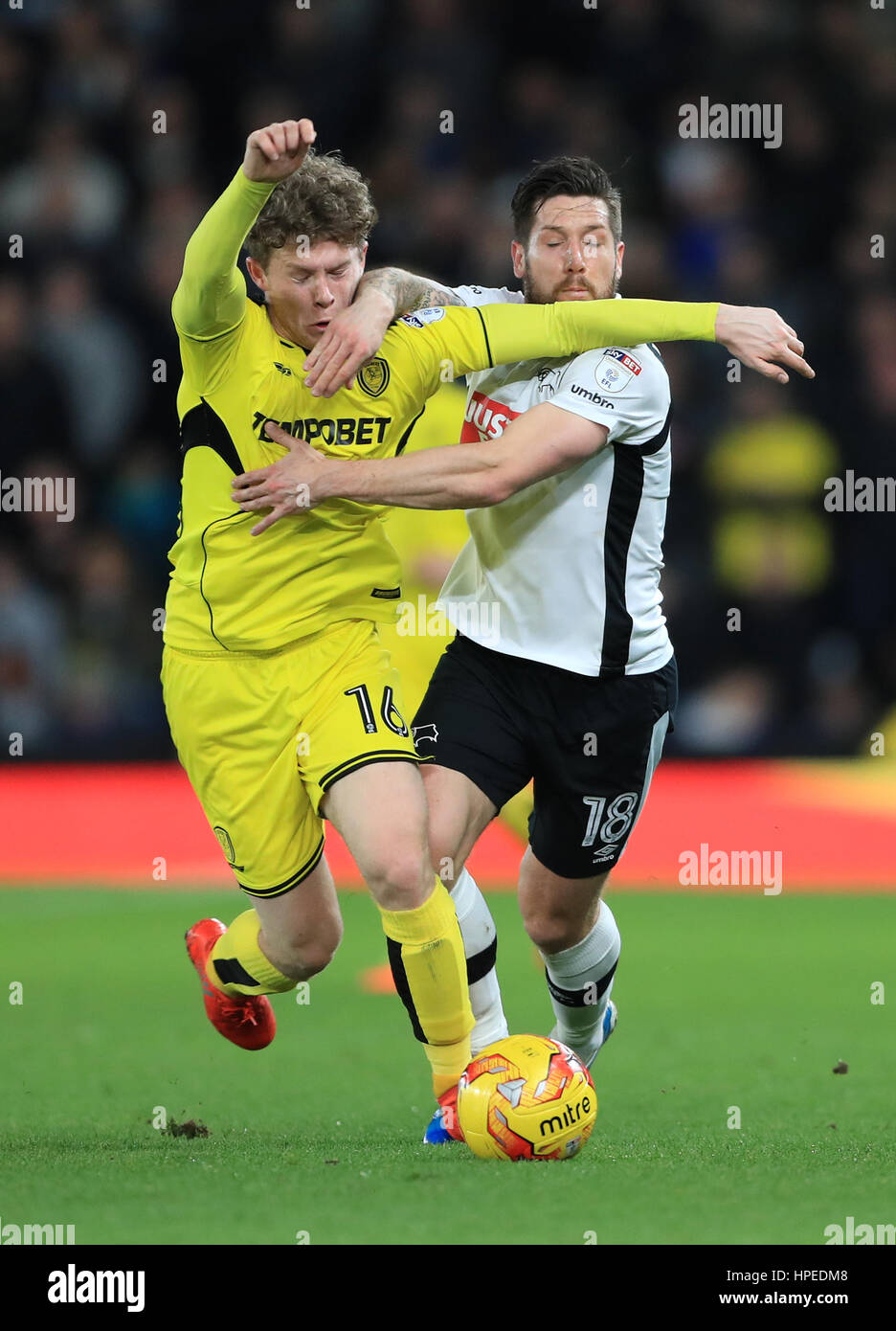 Derby County's Jacob Butterfield (right) and Burton Albion's Matt Palmer battle for the ball during the Sky Bet Championship match at Pride Park, Derby. Stock Photo