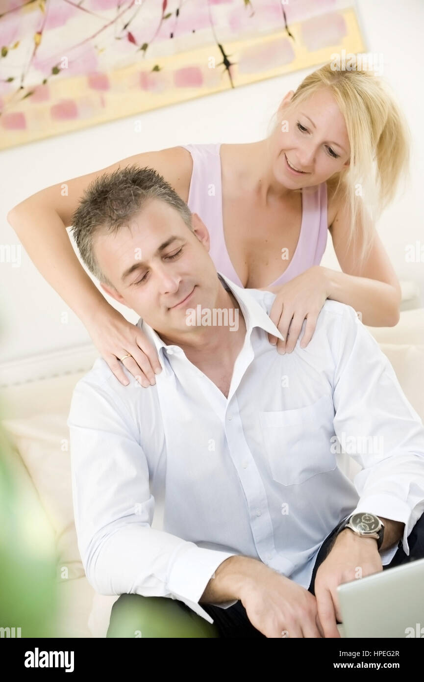 Model released , Frau massiert Partner zur Entspannung woman massages man for relaxing Stock