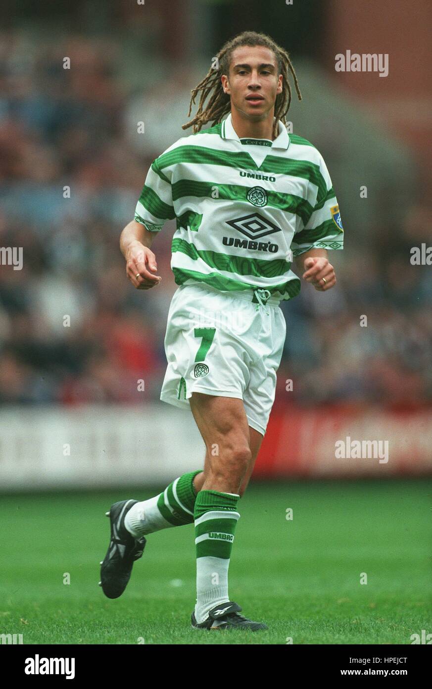 HENRIK LARSSON GLASGOW CELTIC FC 21 October 1997 Stock Photo - Alamy