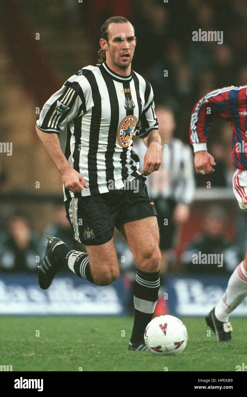 DARREN PEACOCK NEWCASTLE UNITED FC 01 December 1997 Stock Photo - Alamy