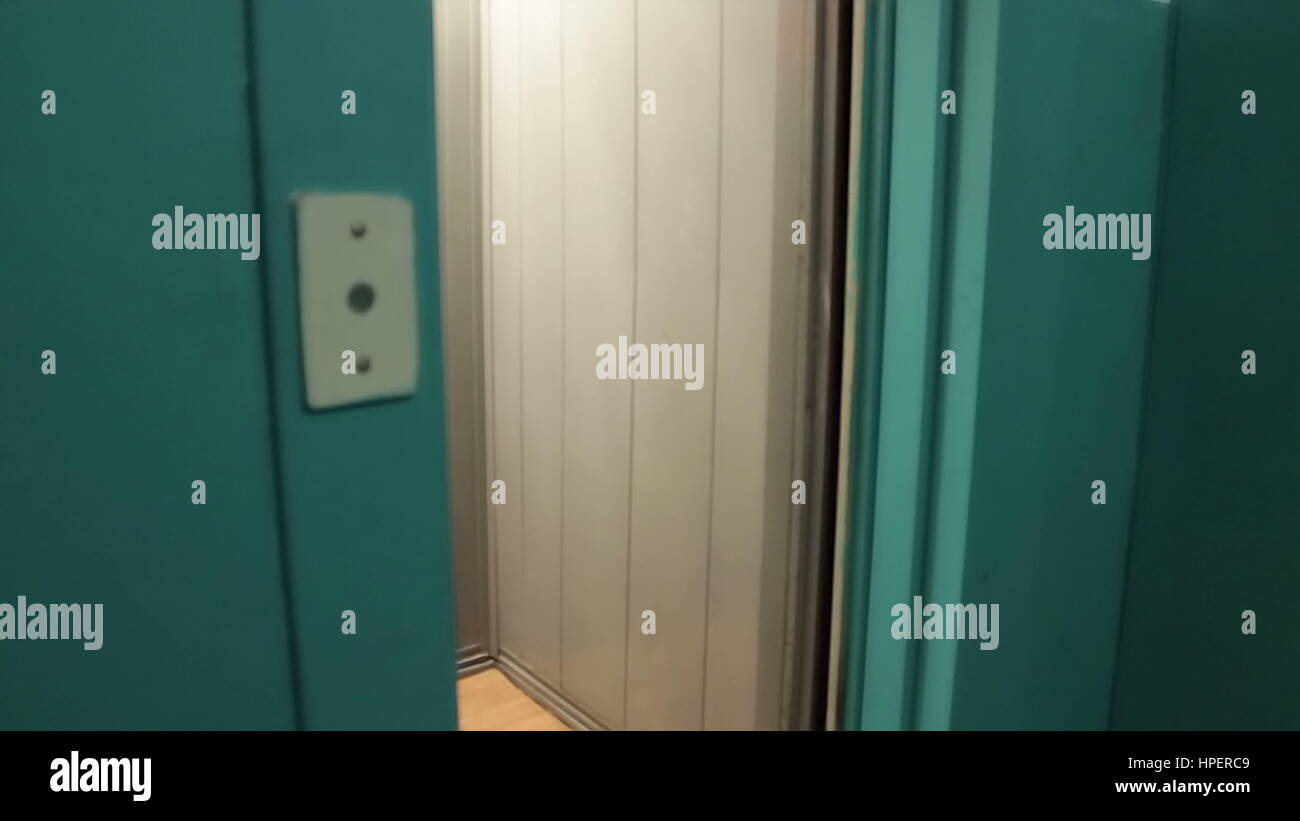 Elevator door closing hires stock photography and images Alamy