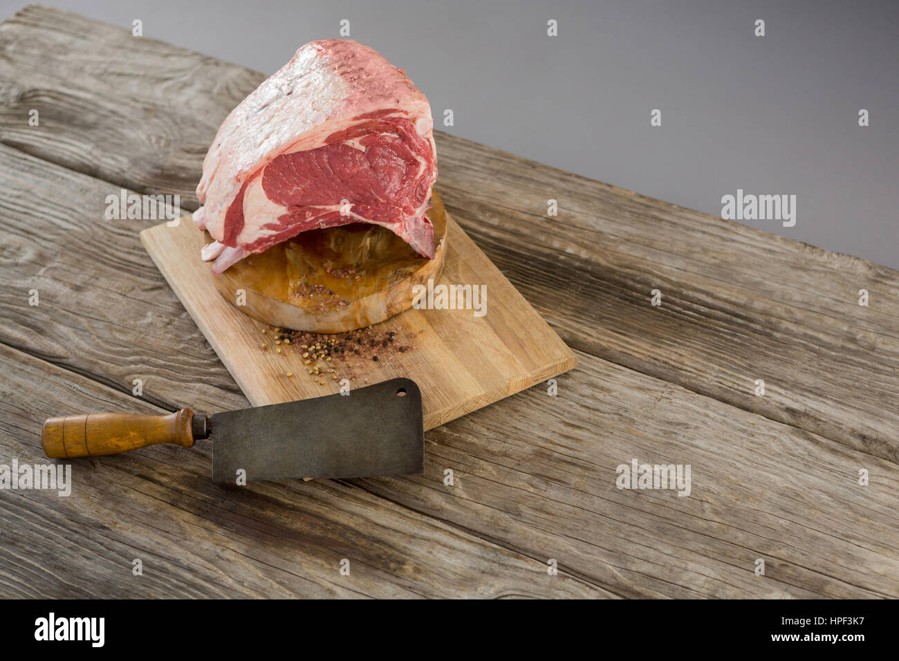 https://c8.alamy.com/comp/HPF3K7/raw-beef-ribs-rack-and-knife-on-wooden-tray-against-wooden-background-HPF3K7.jpg