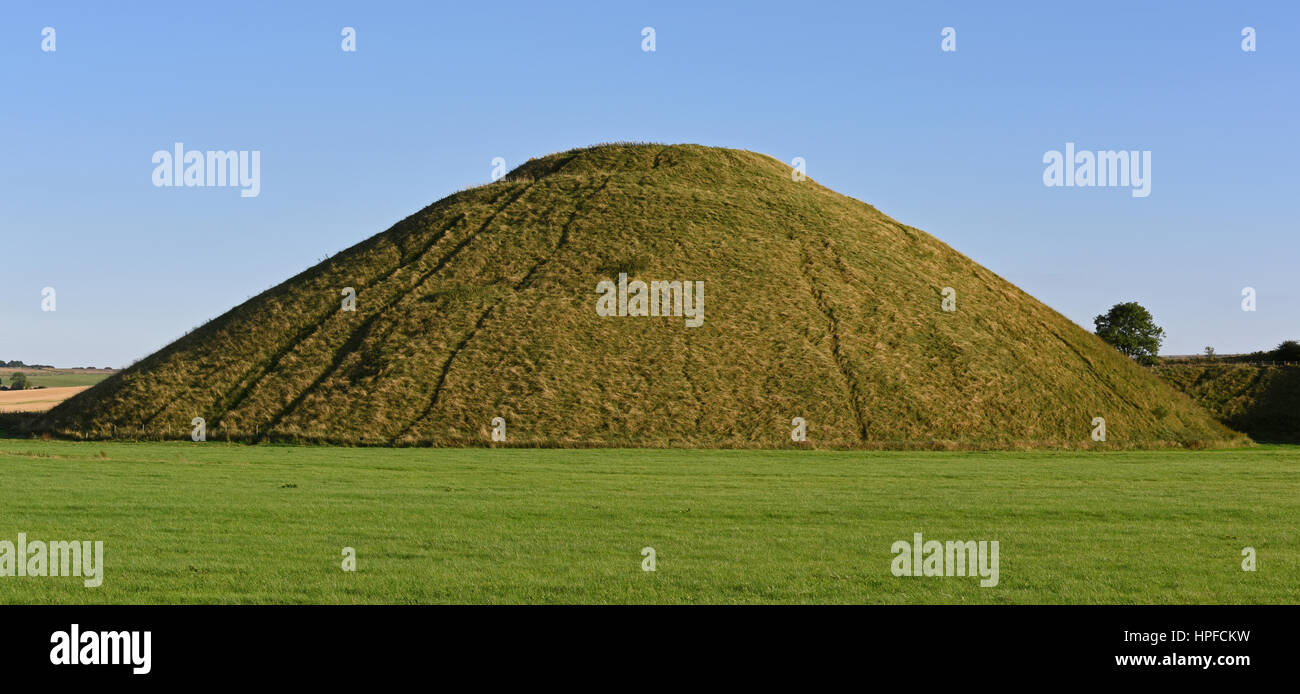 Silbury Hill in Avesbury, Wiltshire, England Stock Photo
