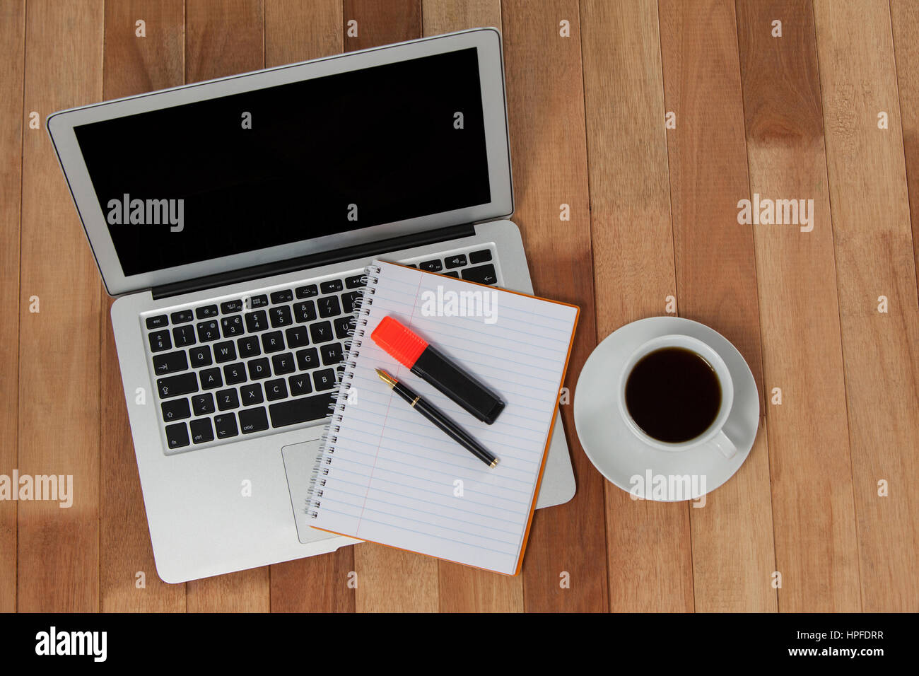 Cùng thưởng thức tách cà phê thơm ngon và làm việc trên chiếc laptop cùng bút đầy sáng tạo để tạo ra những ý tưởng mới cho công việc của bạn. Hãy bấm vào hình ảnh để tìm hiểu thêm về bàn làm việc và cách bố trí nó sao cho phù hợp với sở thích của bạn. 