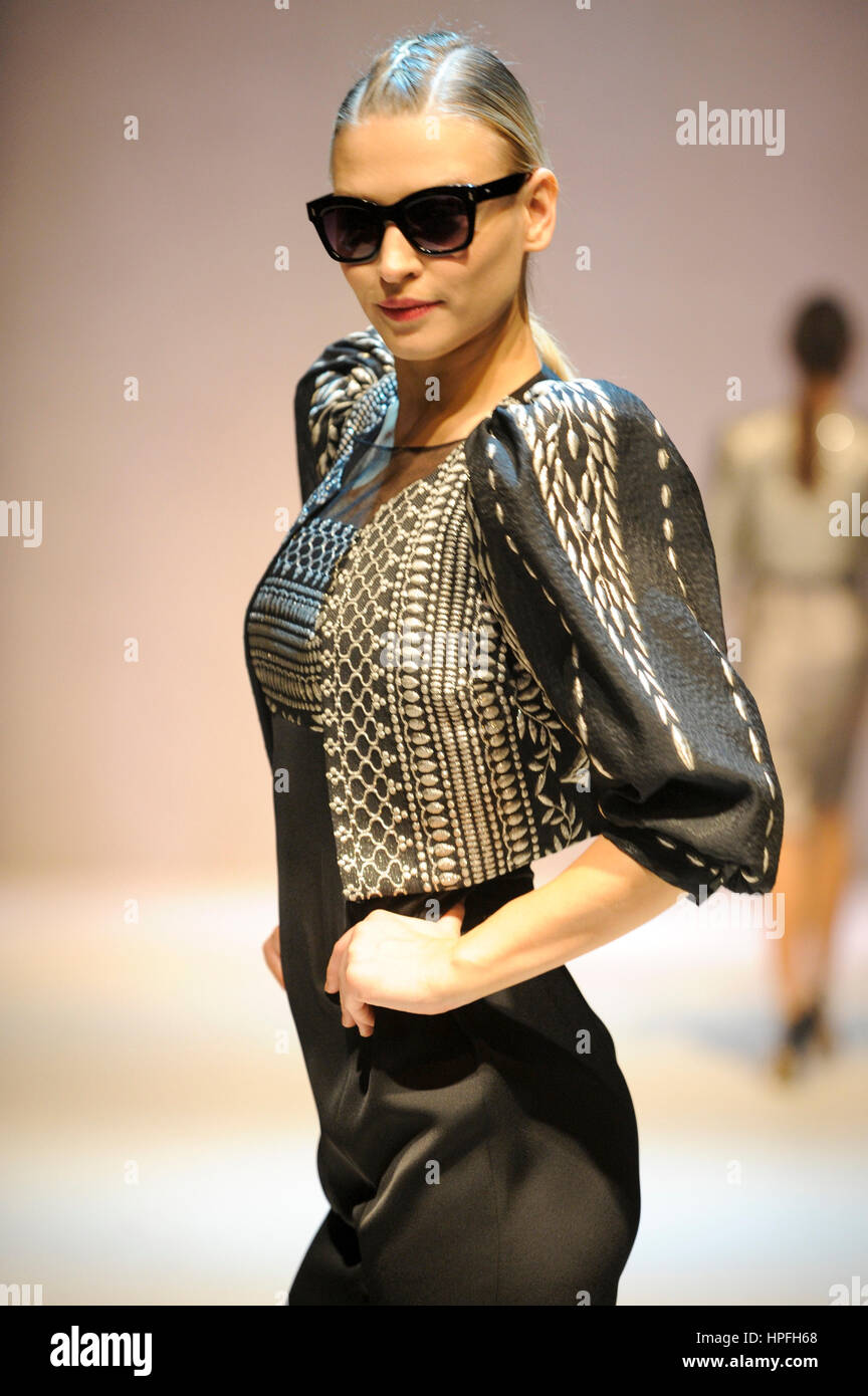 Catwalk models runway hi-res stock photography and images - Alamy