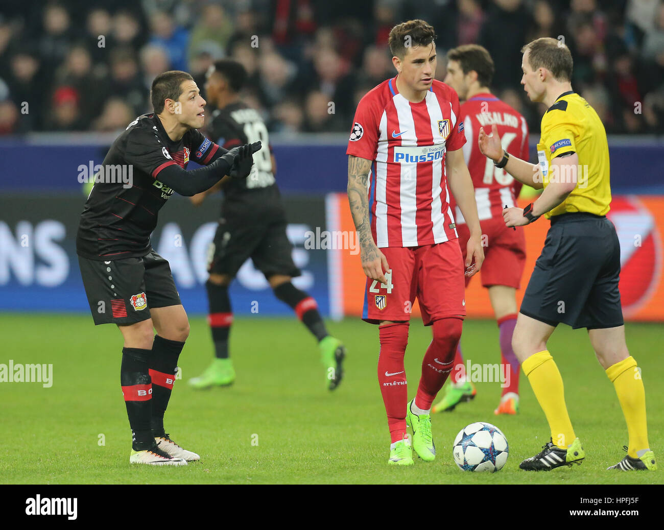 Leverkusen, Germany. 21st Feb, 2017. Champions League, Roand of 16, 1st  leg, Bayer Leverkusen vs Atletico Madrid, Chicharito (B04, L) reklamiert  bei Referee William Collum, in der Mitte ist Jose Gimenez (Atletico