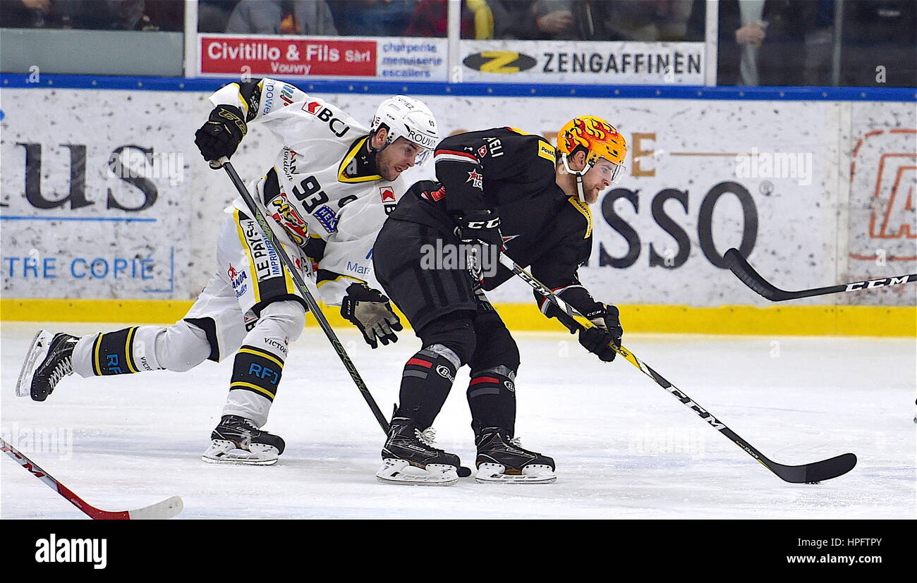 Martigny 21 02 17 Swiss Ice Hockey Quarter Finals Of Lnb Play Offs Hc Red Ice Hc Ajoie Jacob Berglund 12 Red Ice T Duel With Jordane Hauert 93 Hc Ajoie Photo Cronos Frederic Dubuis