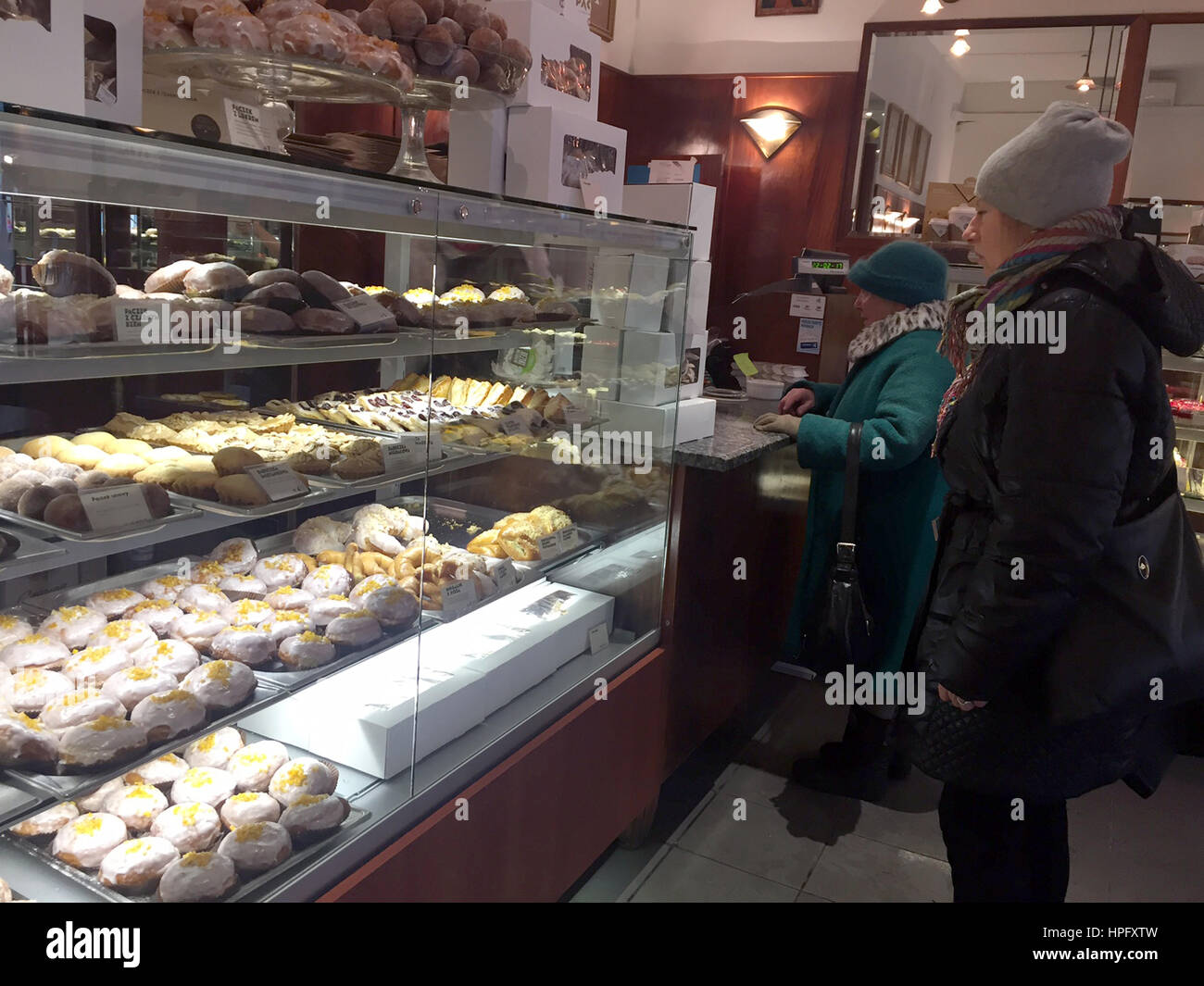 Warsaw, Ppland. 22nd Feb, 2017. Pancakes and Faworki (angel wings), a typical Polish pastry, being presented in a confectionery shop on the Nowy Swiat in Warsaw, Ppland, 22 February 2017. Numerous Poles are waiting in front for confectionary: with sweet and particularly greasy pastries they will celebrate the favorite holiday day of Polish sweets 'Fat Thursday' (tlusty czwartek). Photo: Natalie Skrzypczak/epa Scanpix Sweden/dpa/Alamy Live News Stock Photo