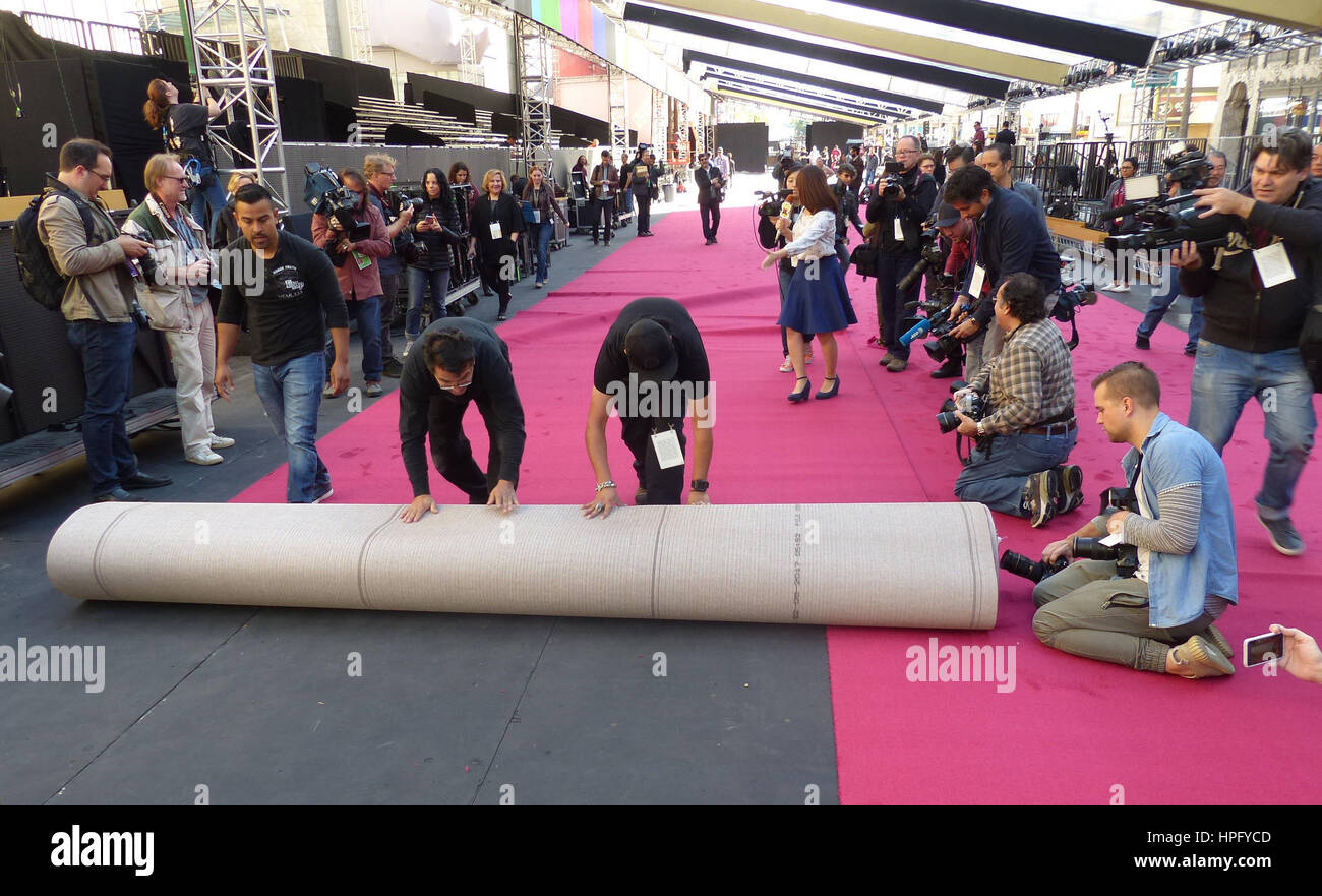 Los Angeles, USA. 22nd Feb, 2017. Men are rolling out the red carpet in preparations for the Oscars ceremony in Los Angeles, USA, 22 February 2017. Dozens of camera teams and photographers have followed the 'Roll Out'. At almost 300-meters-long and a good ten-meters-wide, the carpet covers a part of the otherwise busy Hollywood Boulevard. The 89th Academy Awards will be awarded on 26 February 2017. Photo: Barbara Munker/dpa/Alamy Live News Stock Photo