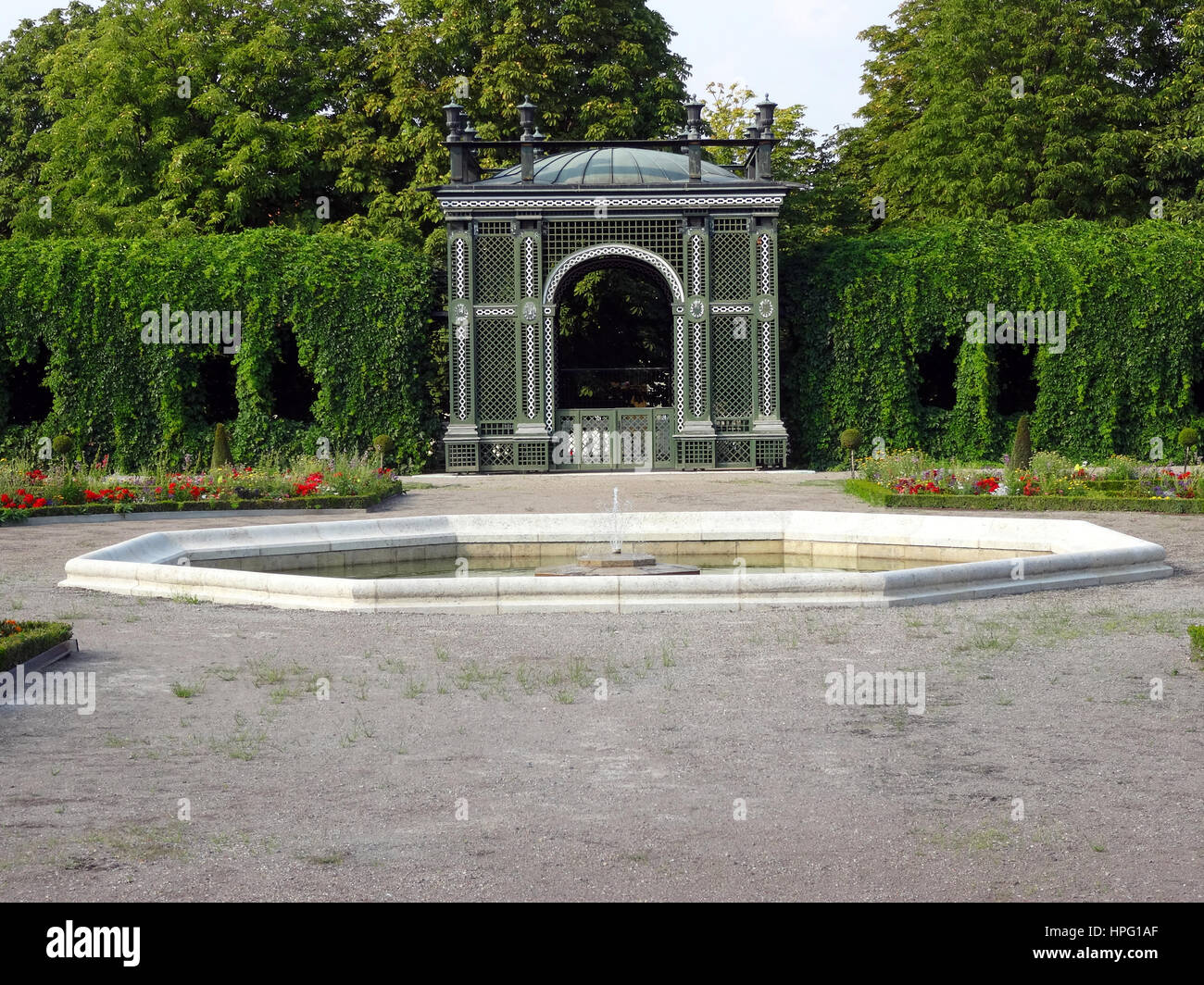 Gazebo gravel garden hi-res stock photography and images - Alamy