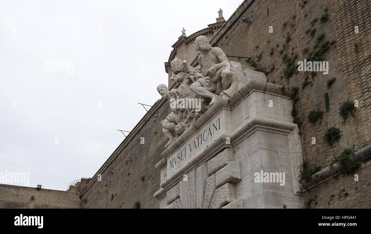 The vatican statue hi-res stock photography and images - Alamy