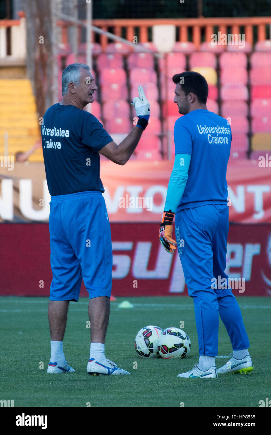 Steaua Bucharest Line Up Against VfB Stuttgart Editorial Stock Image -  Image of bombs, header: 32264489