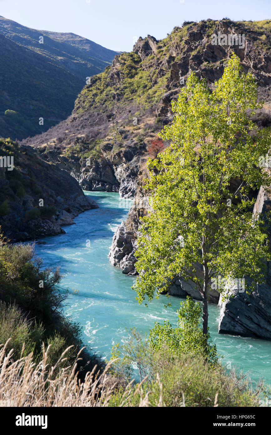 Cromwell, Otago, New Zealand. The turquoise waters of the Kawarau River rushing through the Kawarau Gorge downstream from Roaring Meg Falls. Stock Photo