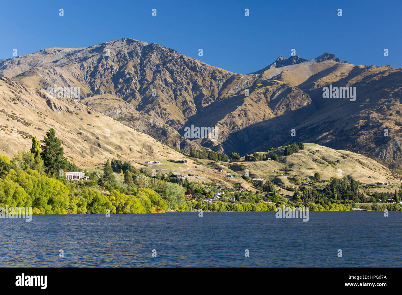 Arrowtown, Otago, New Zealand. View across Lake Hayes to Ben Cruachan and the Remarkables, Double Cone discernible. Stock Photo
