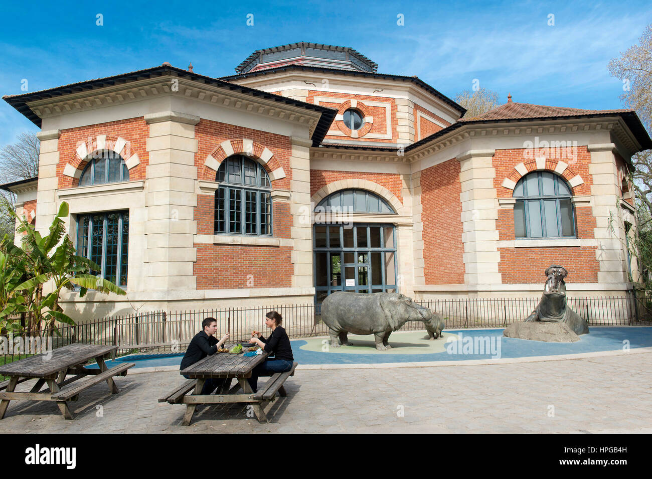 France. Paris 5th district. Menagerie of the Jardin des plantes (Garden of  Plants). Picnic in front the Rotunda Stock Photo - Alamy