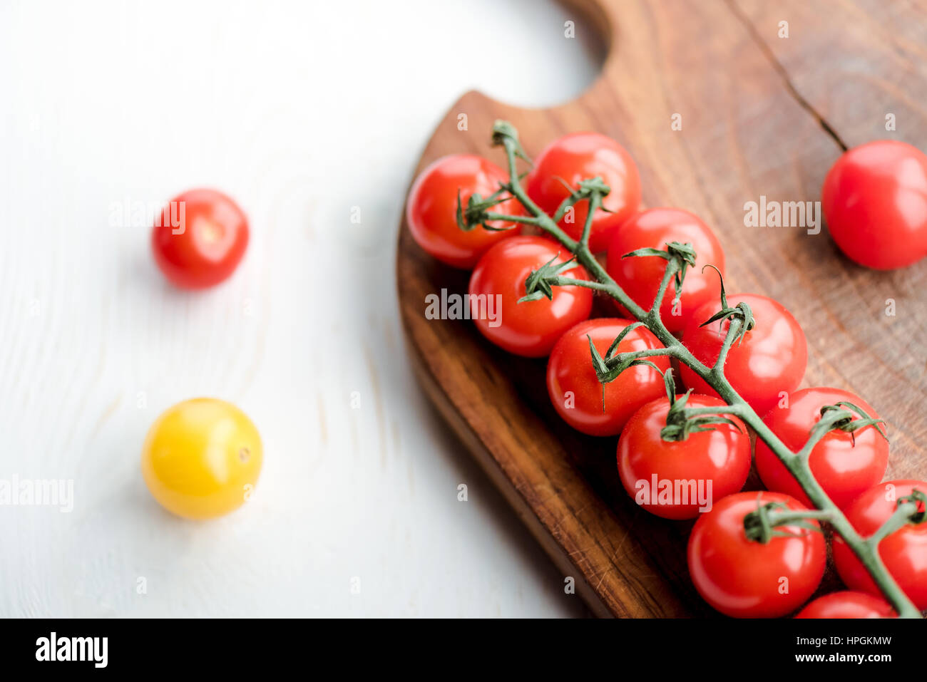 Tomatoes and cutting board Stock Photo - Alamy