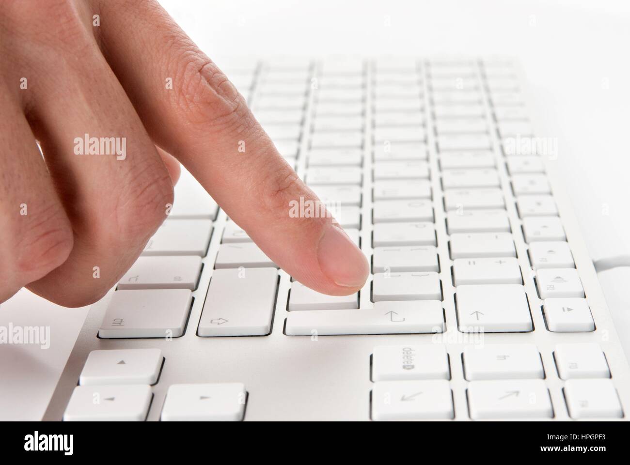 Звук печатает на клавиатуре. Пальцы на клавиатуре. Руки на клавиатуре. Нажатие на кнопку клавиатуры. Рука нажимает на кнопку на клавиатуре.