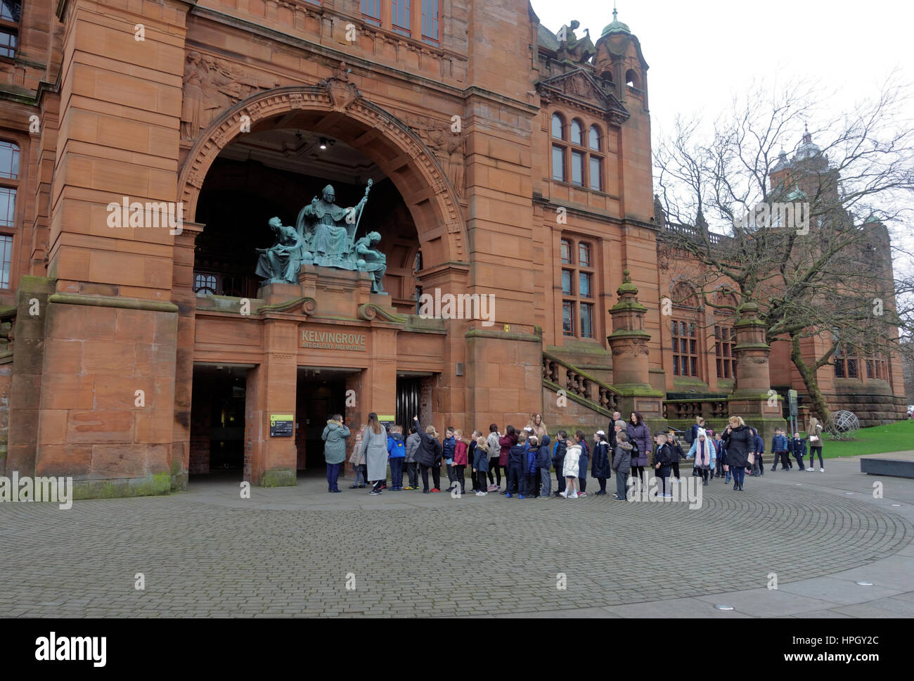 Kelvingrove Art Gallery and Museum school visit by children and teachers class Stock Photo