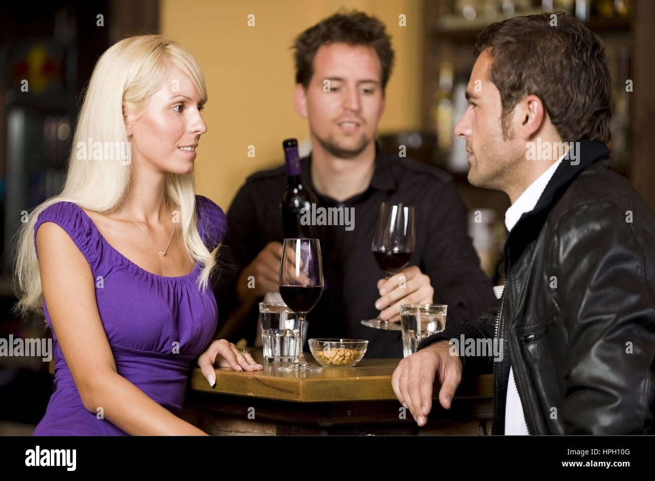 Model released , Paar und Kellner an der Theke - couple and waiter at the bar Stock Photo