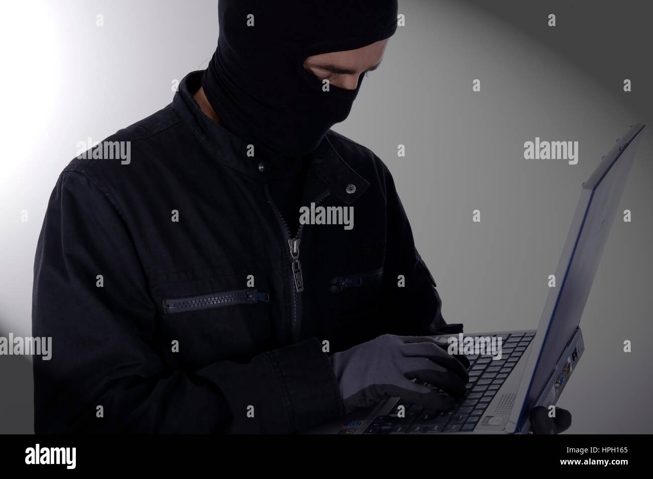 Model released , Symbolbild Datenklau, Einbrecher mit laptop - symbolic for data piracy Stock Photo