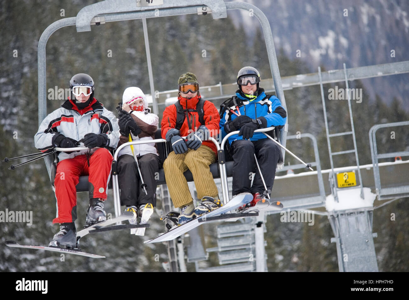 Wintersportler am Sessellift - winter sportspeople on chair lift Stock Photo