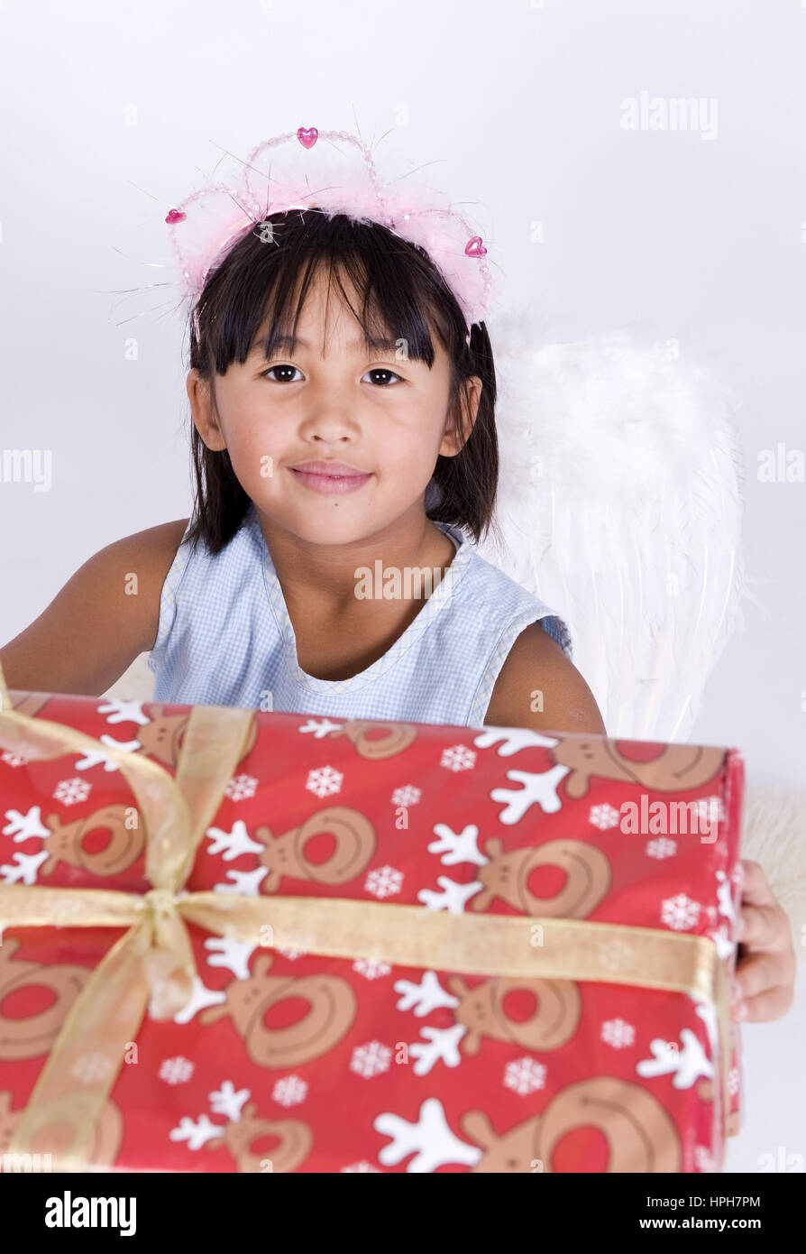 Asiatisches Maedchen mit Weihnachtsgeschenk - girl with christmas present, Model released Stock Photo
