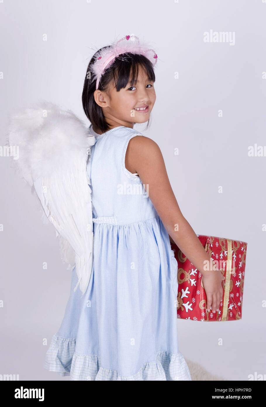 Asiatisches Maedchen mit Weihnachtsgeschenk - girl with christmas present, Model released Stock Photo