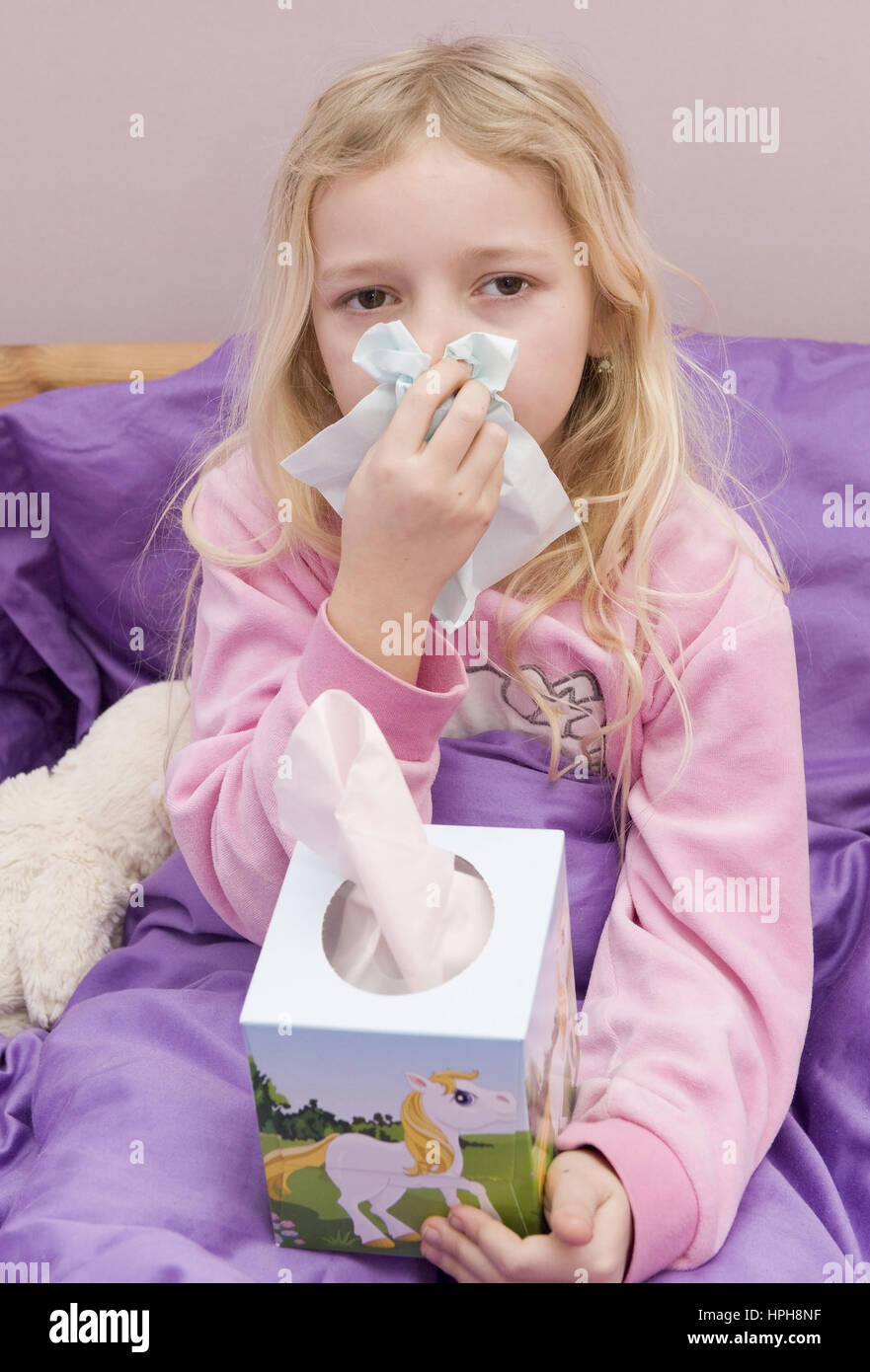 Maedchen mit Erkaeltung im Bett - sick girl in bed, Model released Stock Photo