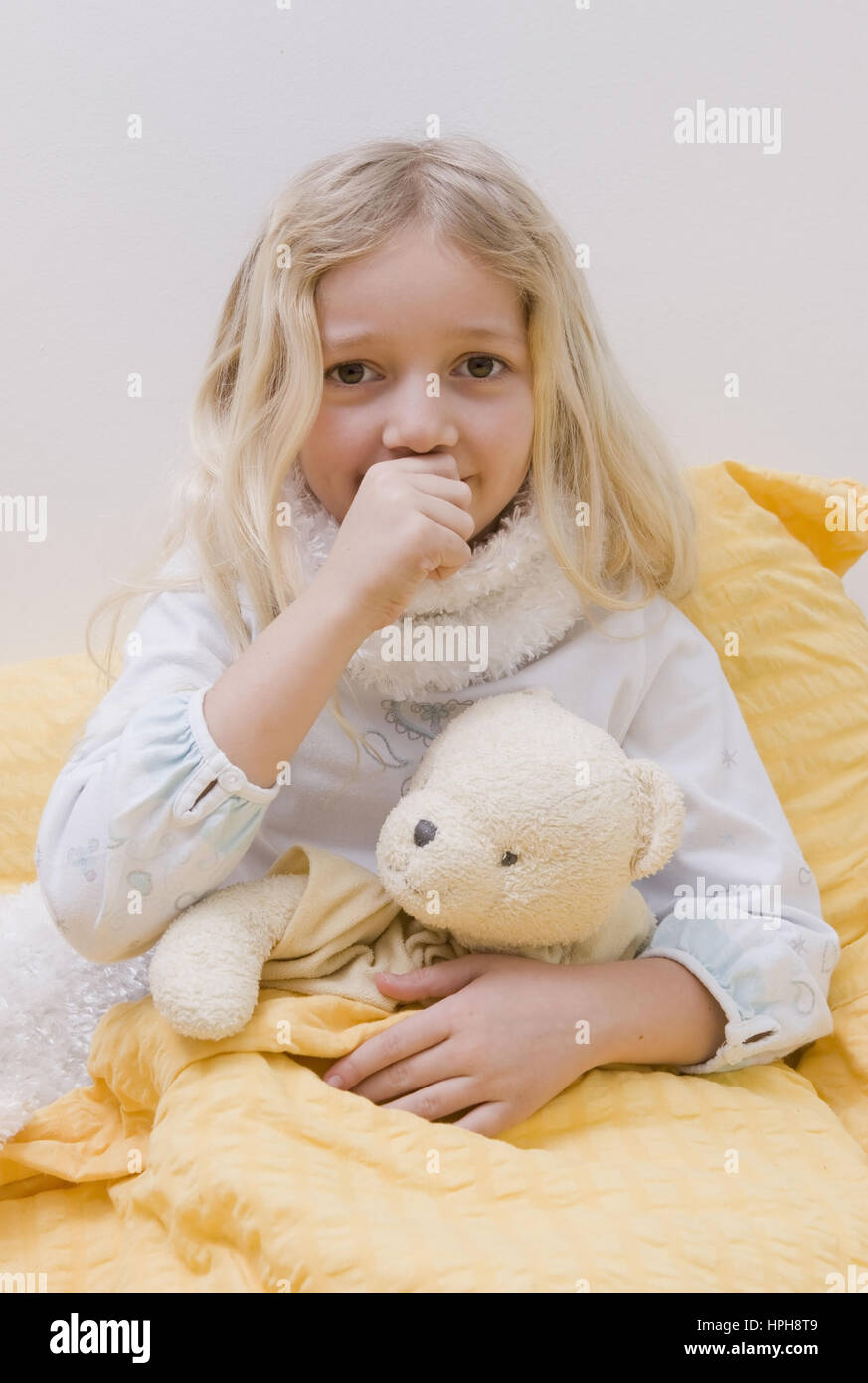 Kind mit Erkaeltung im Bett - sick girl in bed, Model released Stock Photo