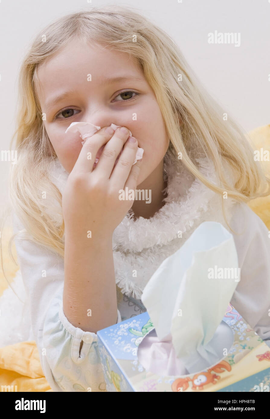 Maedchen mit Erkaeltung im Bett - sick girl in bed, Model released Stock Photo