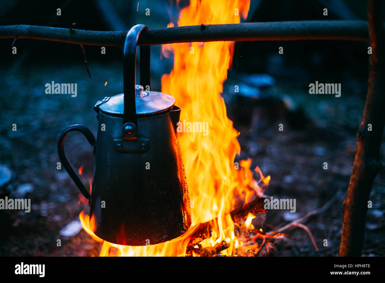 https://c8.alamy.com/comp/HPH8TE/old-retro-iron-camp-kettle-boils-water-on-a-fire-in-forest-bright-HPH8TE.jpg
