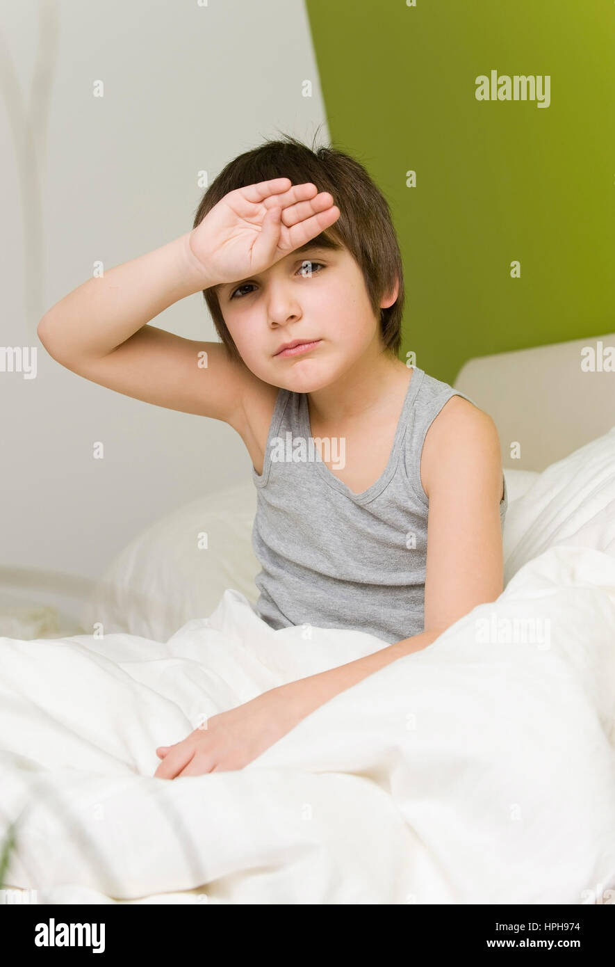 Junge mit Kopfschmerzen - boy with headache, Model released Stock Photo