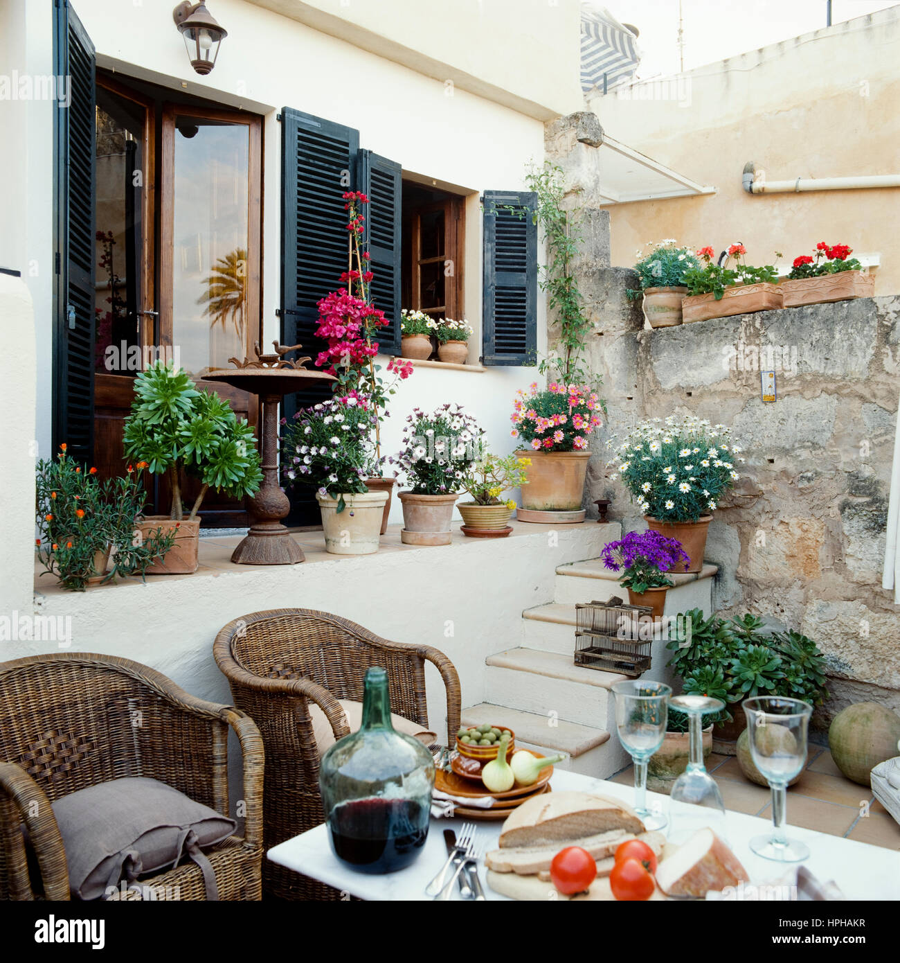 Plant pots in mediterranean courtyard hi-res stock photography and images -  Alamy, image size:1300x1390