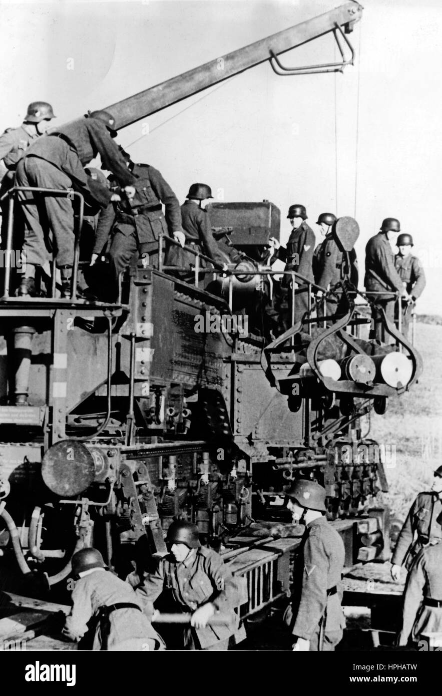 The Nazi propaganda image shows German Wehrmacht soldiers on a heavy railway gun at a base on the Atlantic Wall. Published in August 1942. Fotoarchiv für Zeitgeschichte - NO WIRE SERVICE - | usage worldwide Stock Photo